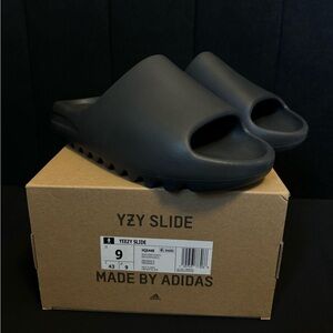 Adidas Yeezy Slide “Onyx” Size 9 Men (BRAND NEW)